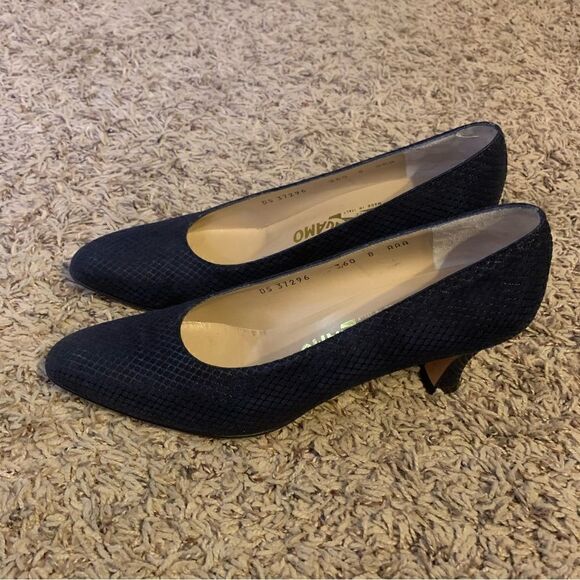Black Pebbled Salvatore Ferragamo Pumps Size 8 AAA Narrow - Picture 3 of 10